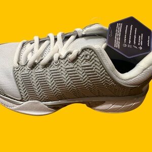 K-Swiss Women’s Hypercourt Express tennis shoe, size 8.